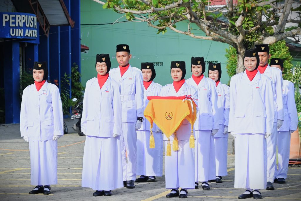 Siti Aisyah dan rekan-rekannya saat bersiap mengibarkan bendera (Foto:Humas/Jamal Ripani)