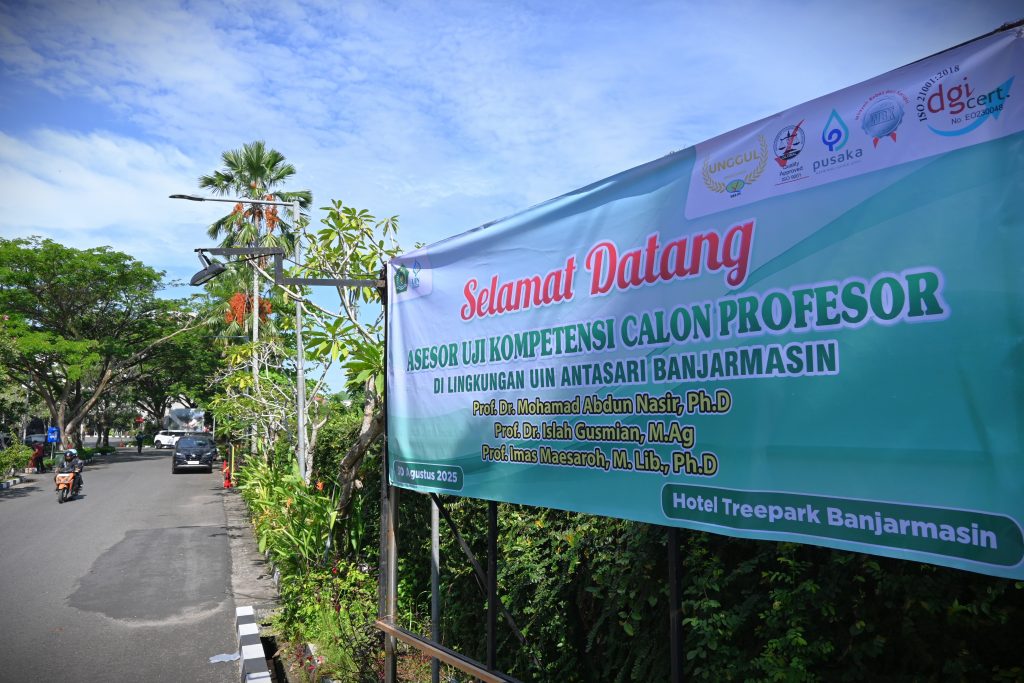 Spanduk acara yang terpasang di jalan akses menuju titik lokasi ujian (Foto:Humas)