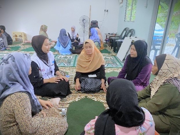 Suasana Taklim Wanita bersama mahasiswa KKN Internasional UIN Antasari.