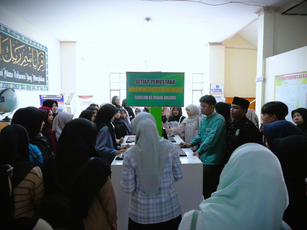 Suasana antusiasme para mahasiswa mendengarkan cara registrasi (Foto:Humas/Rahmi Hartati)