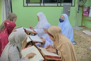 Suasana bimbingan belajar membaca Al-Quran yang dilakukan para mahasiswa.