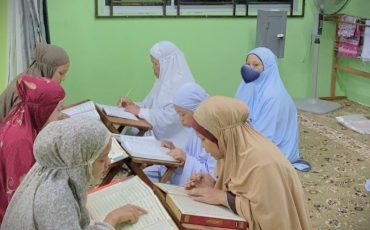 Suasana bimbingan belajar membaca Al-Quran yang dilakukan para mahasiswa.