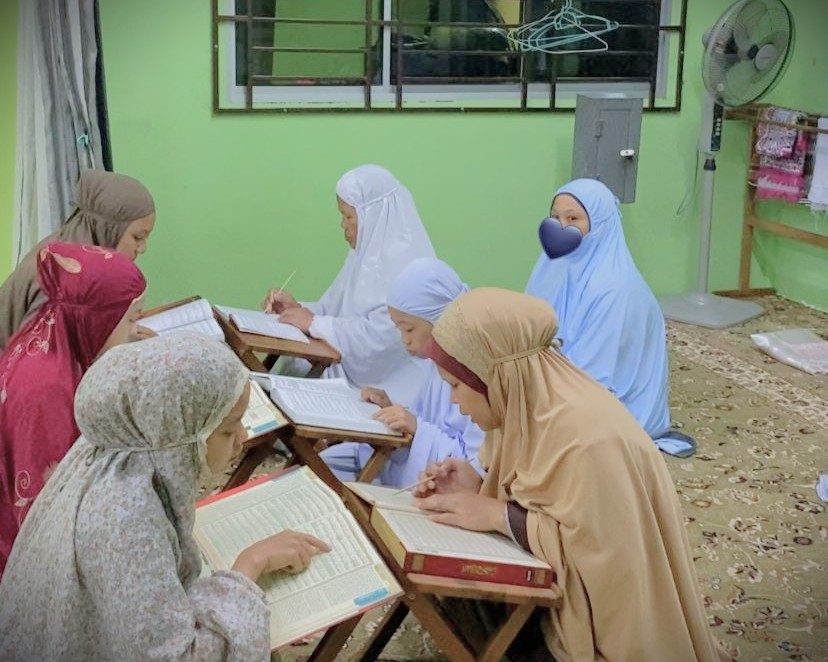 Suasana bimbingan belajar membaca Al-Quran yang dilakukan para mahasiswa.