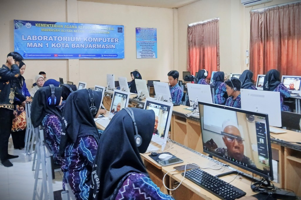 Suasana pertukaran pelajar yang berlangsung secara daring (Foto:MAN 1 Banjarmasin)
