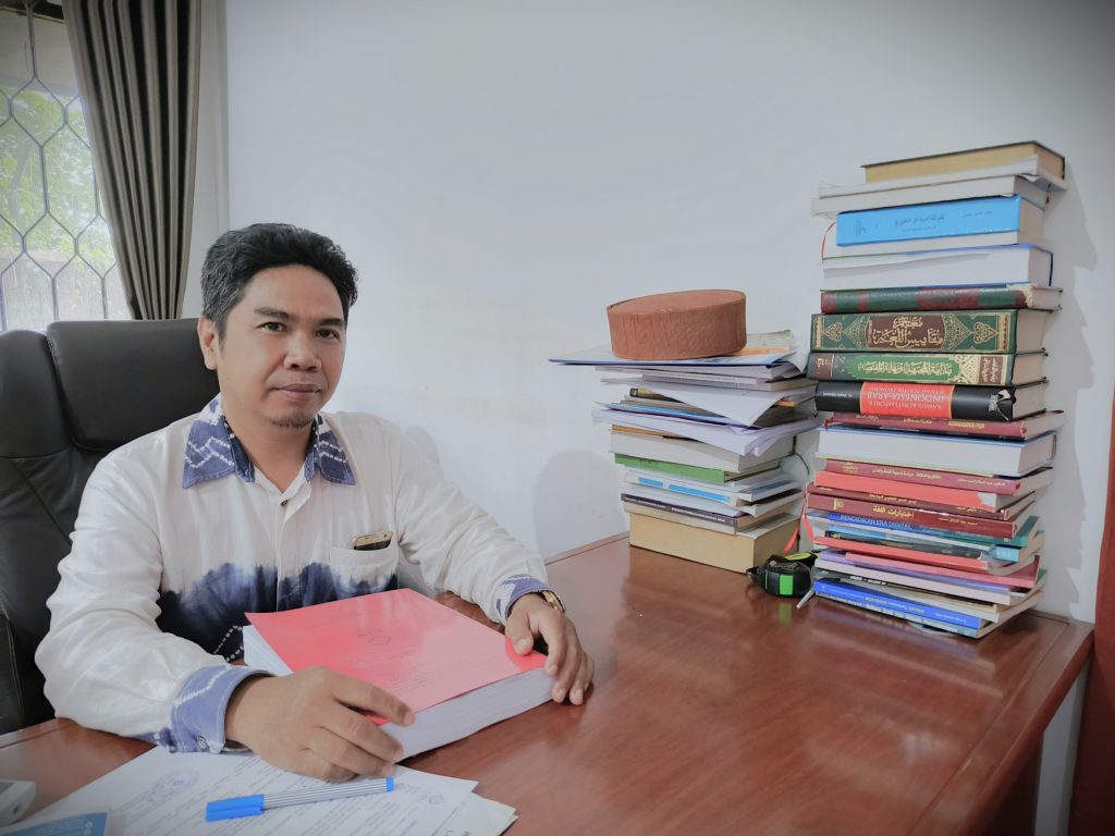 Wakil Direktur Pascasarjana UIN Antasari Dr. Wahyuddin, M.Pd.I. saat diwawancarai Pusat Humas dan Keterbukaan Informasi (Foto:Humas)