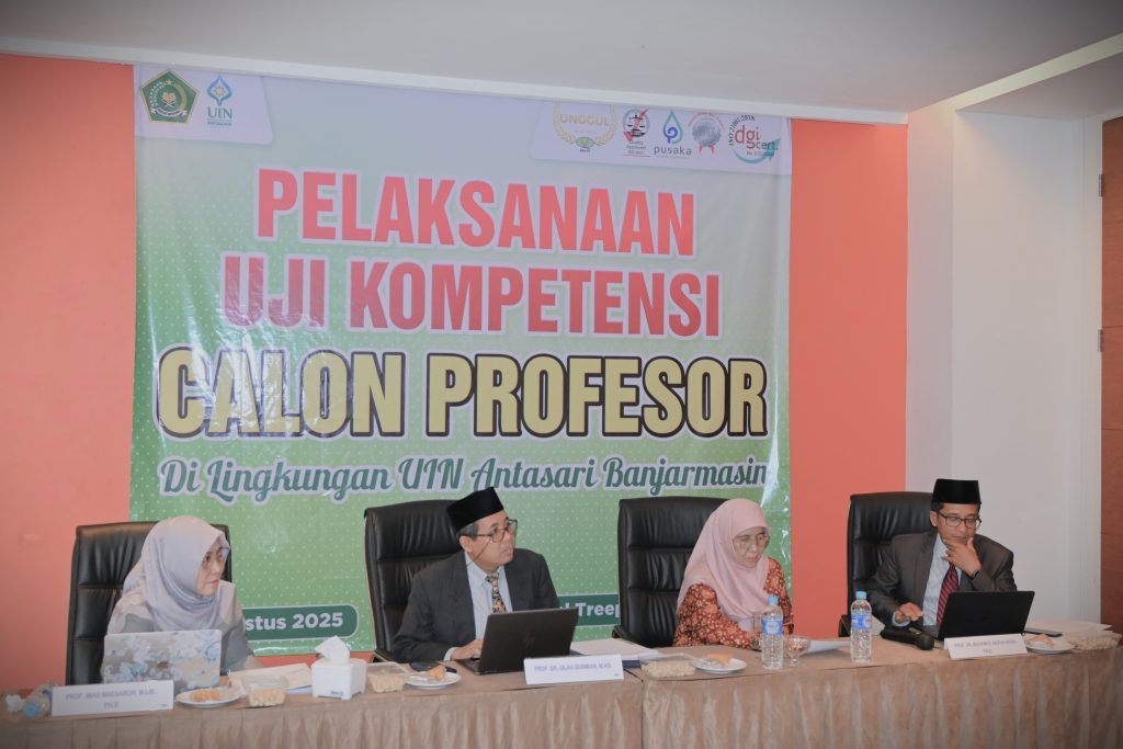 Wakil Rektor Bidang Akademik dan Kelembagaan bersama para asesor mengikuti pembukaan secara daring (Foto:Humas)