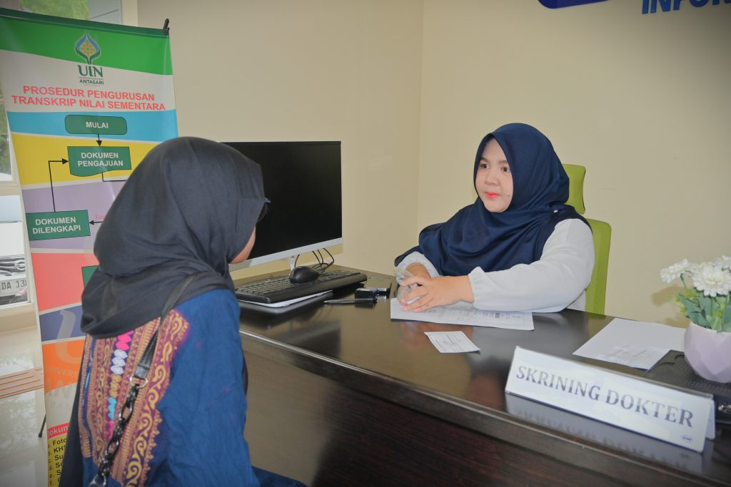 dr. Nor Fatimatuzzahra saat melakukan skrining (Foto:Humas/Jamal Ripani)