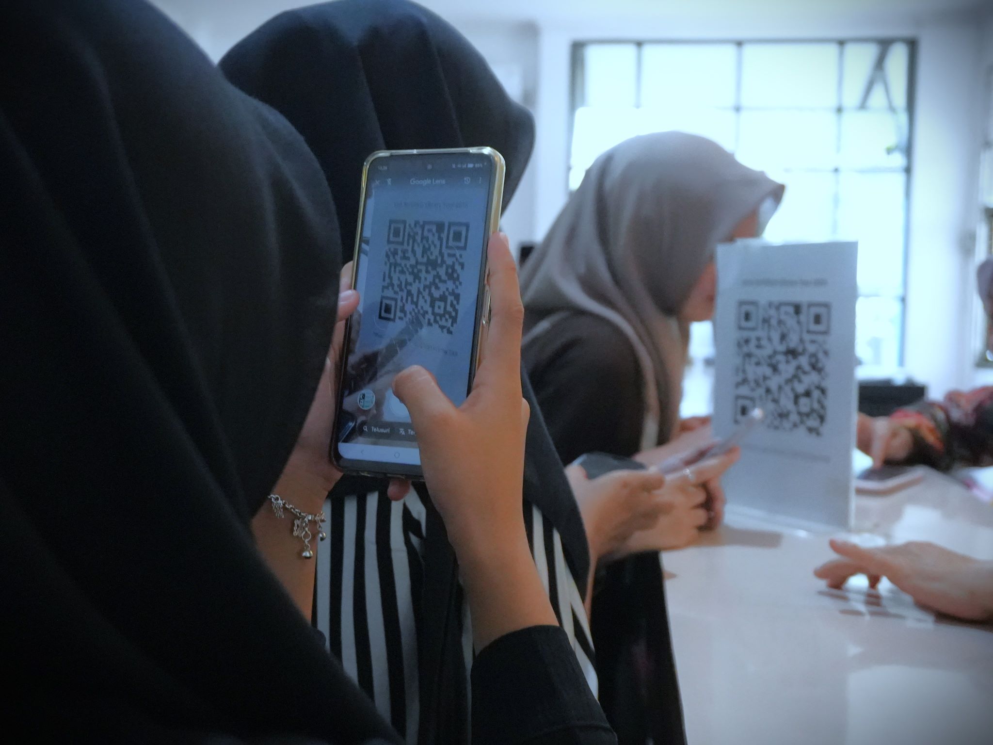 Mahasiswa scan barcode presensi Library Tour (Foto:Humas/Rahmi Hartati)