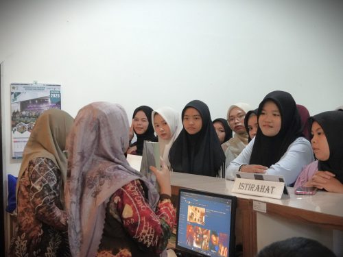 Mahasiswa menyimak penjelasan Pustawan (Foto:Humas/Rahmi Hartati)