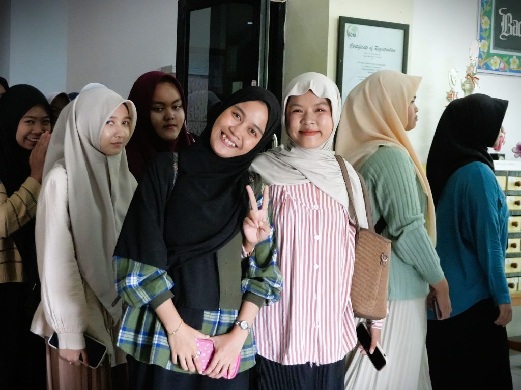 Ekspresi senang mahasiswa yang mengikuti Library Tour (Foto:Humas/Rahmi Hartati)