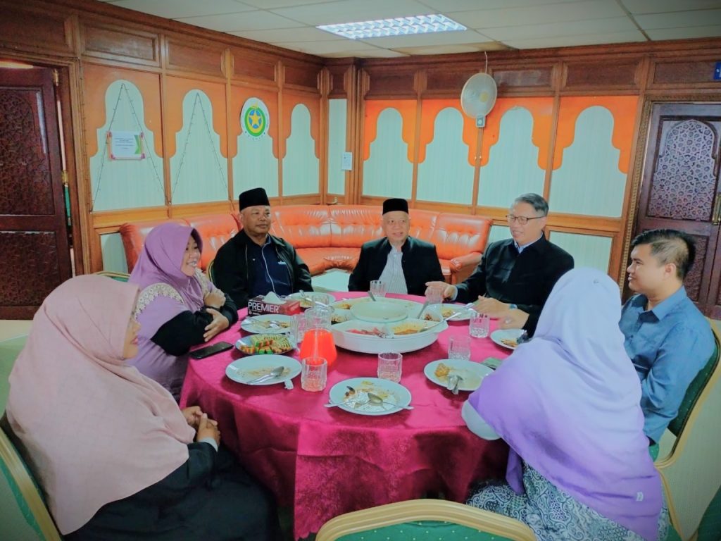 Rombongan dijamu dengan makan siang berupa nasi lemak dengan berbagai lauk khas Sarawak.