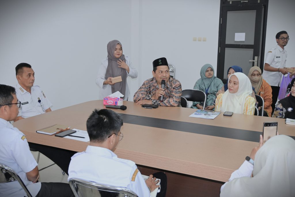 Arsiparis Senior UIN Antasari Abu Bakar, S.Ag., M.H.I. saat berbincang dengan tuan rumah (Foto:Humas/Jamal Ripani)