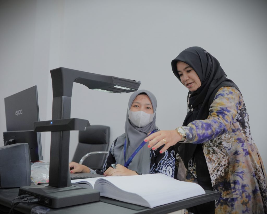 Arsiparis UIN Antasari saat mempraktikkan digitalisasi arsip (Foto:Humas/Haitami)
