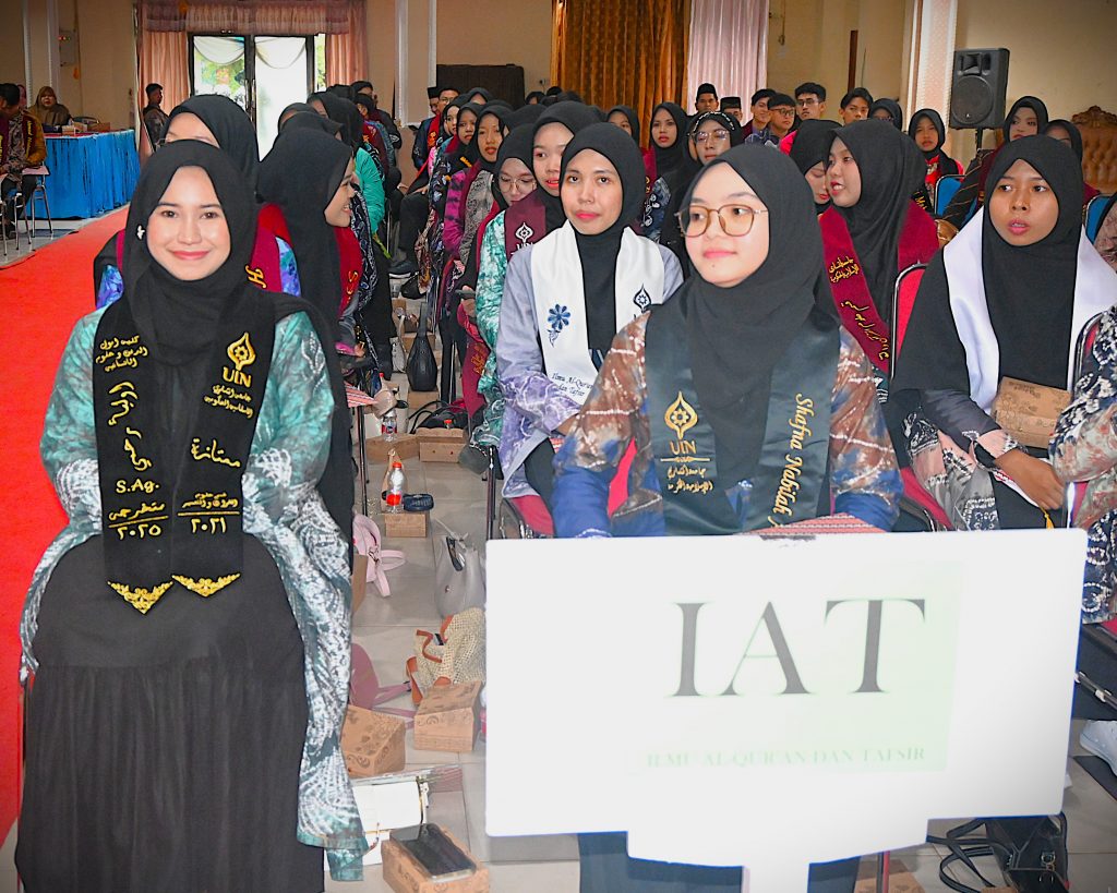 Aulia Rahmi, S.Ag. saat bersama teman-temannya (Foto:Humas/Jamal Ripani)
