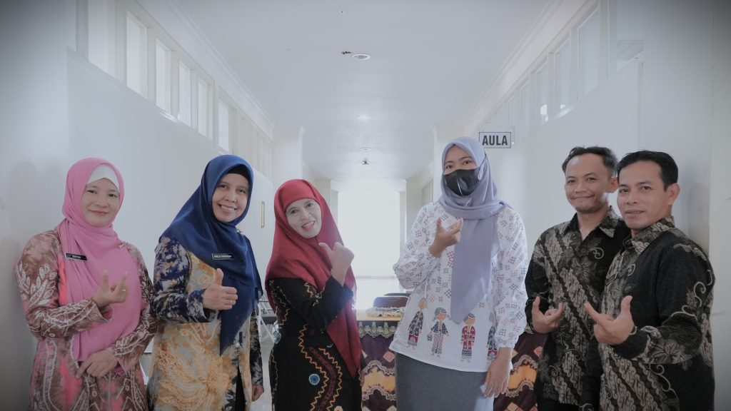 Dekan FS UIN Antasari saat berfoto bersama panitia (Foto:Humas/Haitami)