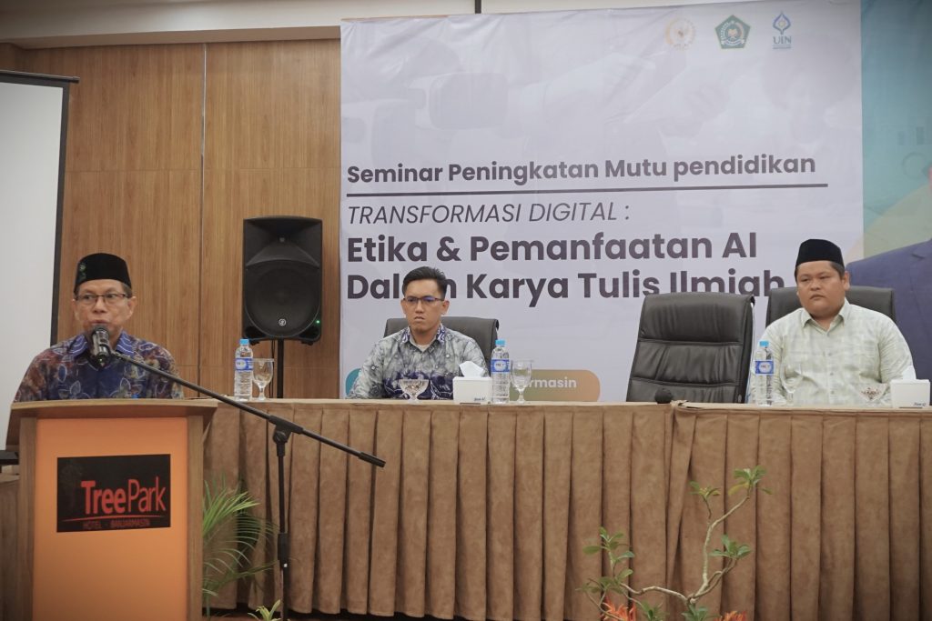 Dekan FTK Dr. H. Hamdan, M.Pd. saat memberikan sambutan di acara kedua (Foto:Azimi)
