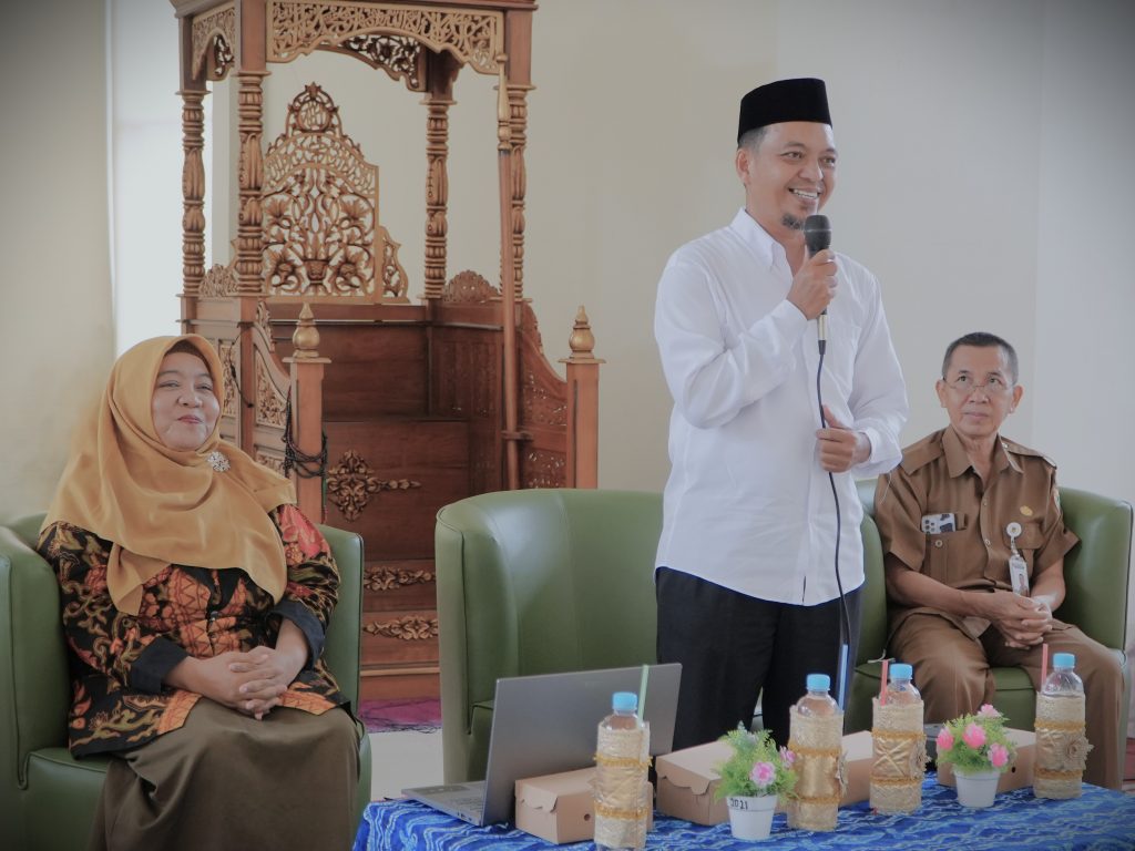 Dekan FUH UIN Antasari Dr. Dzikri Nirwana, M.Ag. saat membuka acara (Foto:Humas/Rudy Hermawan)