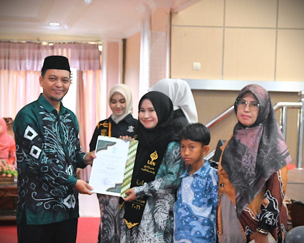 Dekan FUH UIN Antasari saat menyerahkan penghargaan kepada yudisiawan terbaik (Foto:Humas/Jamal Ripani)