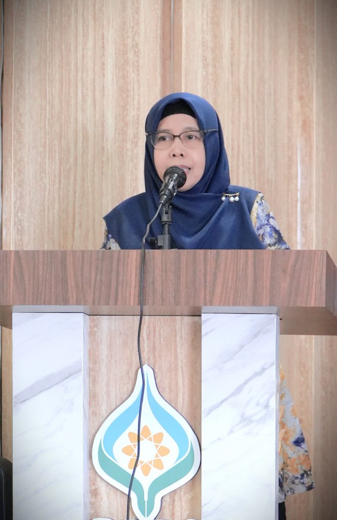 Dekan Fakultas Syariah UIN Antasari Dr. Hj. Ameliah Rahmaniah, M.H. saat memberikan sambutan (Foto:Humas/Haitami)