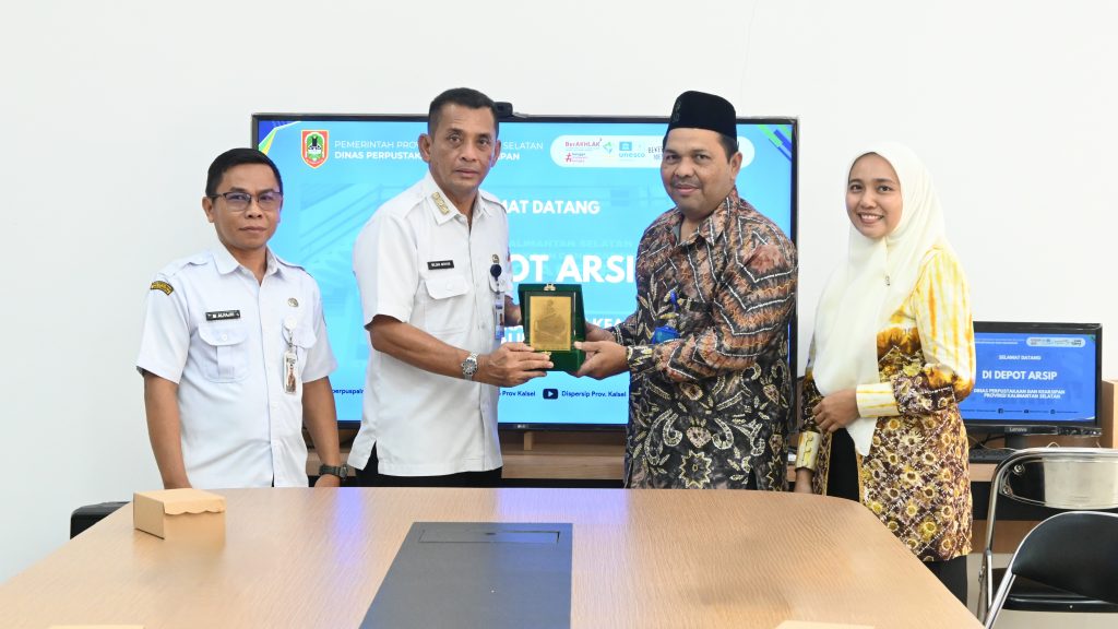 Dispersip Kalsel saat menerima kenang-kenangan dari UIN Antasari (Foto:Humas/Jamal Ripani)