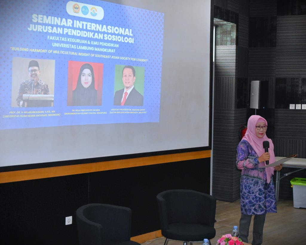Dr. Dra. Hj. Rochgiyanti, M.Si., M.Pd. saat menyampaikan laporan (Foto:Humas/Jamal Ripani)