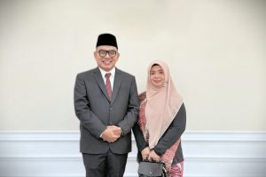 Dr. H. Zainal Ilmi, S.Ag., M.Pd.I. bersama istri usai dilantik menjadi Karo AUPKK UIN Antasari (Foto:Kemenag RI)