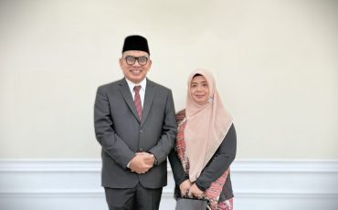 Dr. H. Zainal Ilmi, S.Ag., M.Pd.I. bersama istri usai dilantik menjadi Karo AUPKK UIN Antasari (Foto:Kemenag RI)