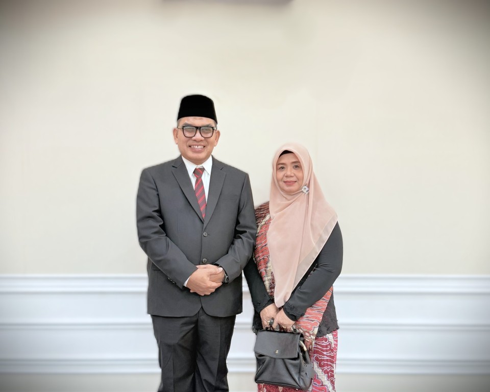Dr. H. Zainal Ilmi, S.Ag., M.Pd.I. bersama istri usai dilantik menjadi Karo AUPKK UIN Antasari (Foto:Kemenag RI)
