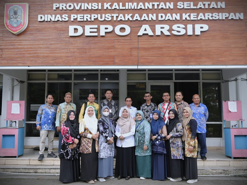 Foto bersama di depan gedung Depo Arsip Kalsel (Foto:Humas/Jamal Ripani)