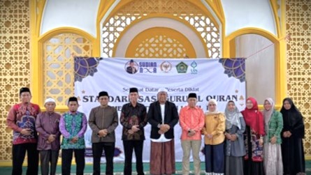 Foto bersama di depan spanduk acara.