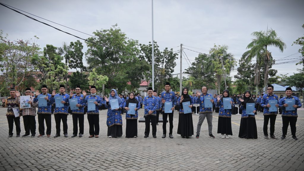 Foto bersama para penerima SK pensiun dan SK kenaikan pangkat (Foto:Humas/Jamal Ripani)