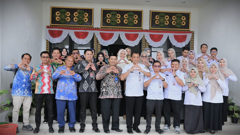 Foto bersama usai berbincang dengan Kabid Pengelolaan Kearsipan (Foto:Humas/Jamal Ripani)