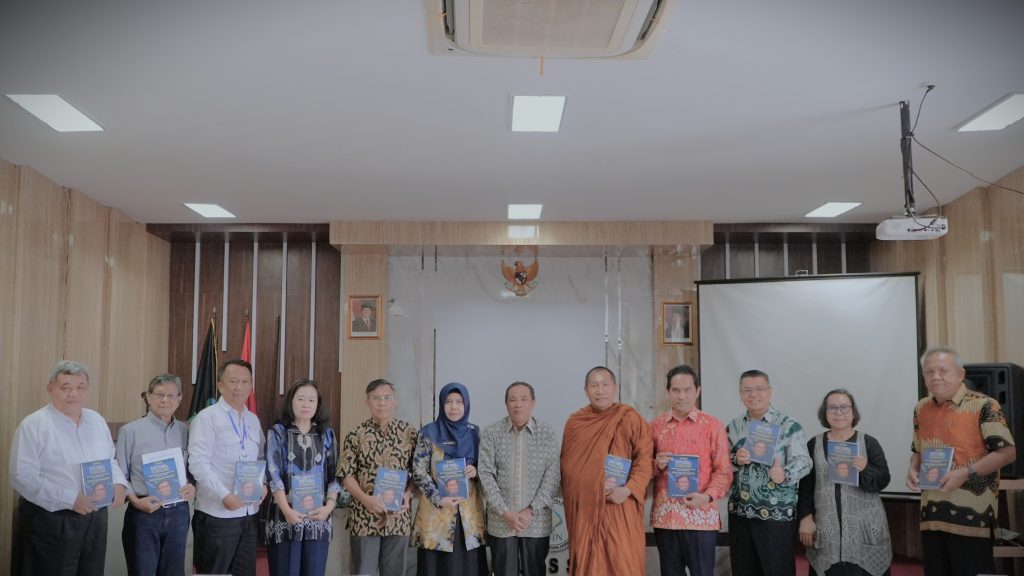 Foto bersama usai menerima hadiah buku (Foto:Humas/Haitami)
