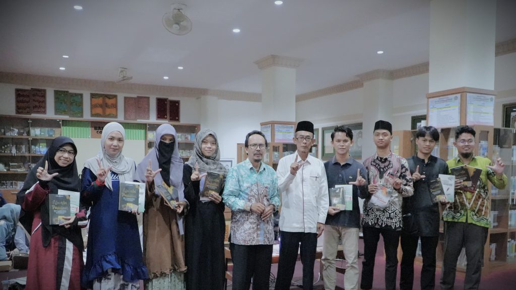 Foto bersama usai pembagian hadiah buku.