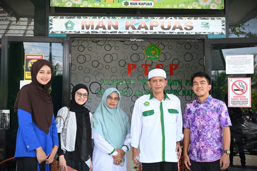 Guru BK MAN Kapuas H. M. Aidi, S.Pd. (dua dari kanan) saat berfoto bersama Tim Promosi PMB UIN Antasari (Foto:Humas)