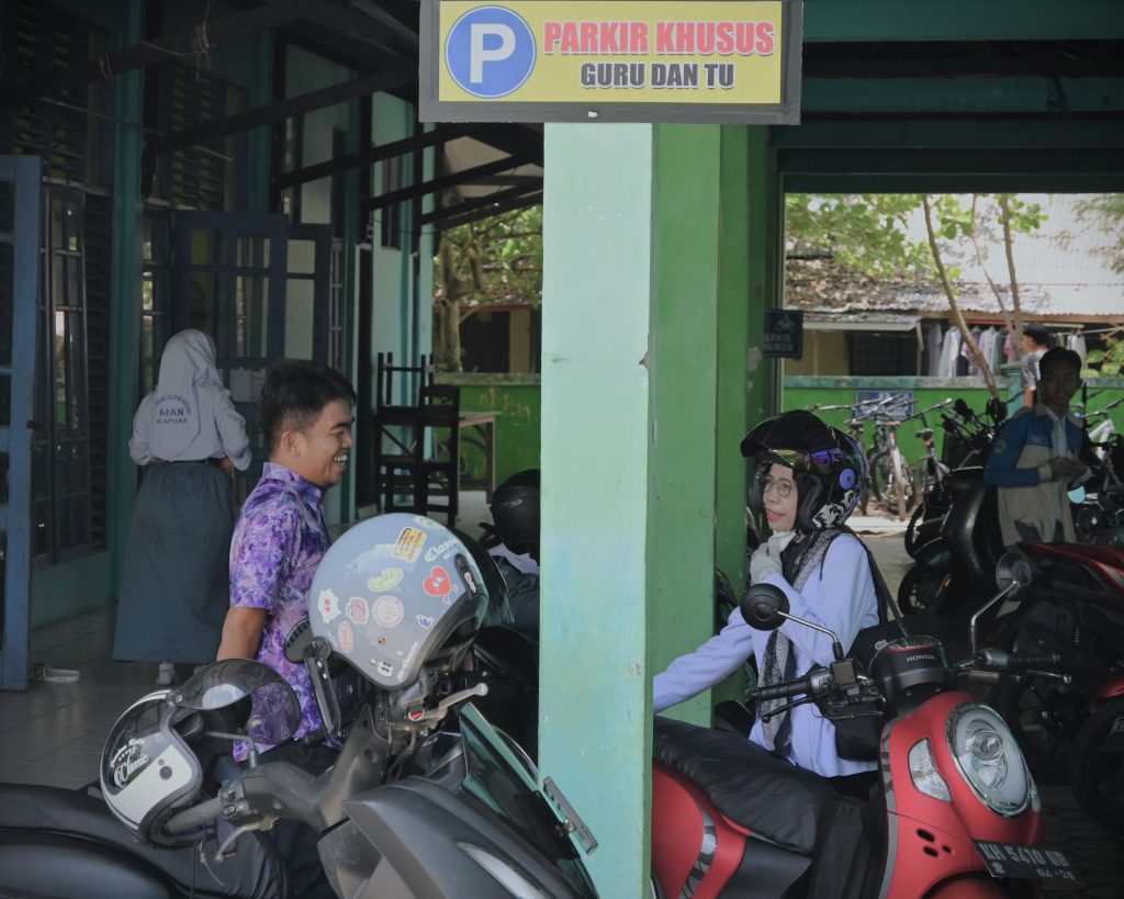 Guru MAN Kapuas saat berbincang mengenang nostalgia semasa kuliah di IAIN (sekarang UIN) Antasari (Foto:Humas)