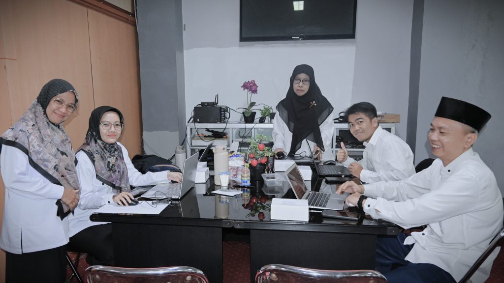 Irma Rahmawati, M.Pd. (dua dari kiri) saat siaga bersama tim membantu kelancaran acara (Foto:Humas/Jamal Ripani)