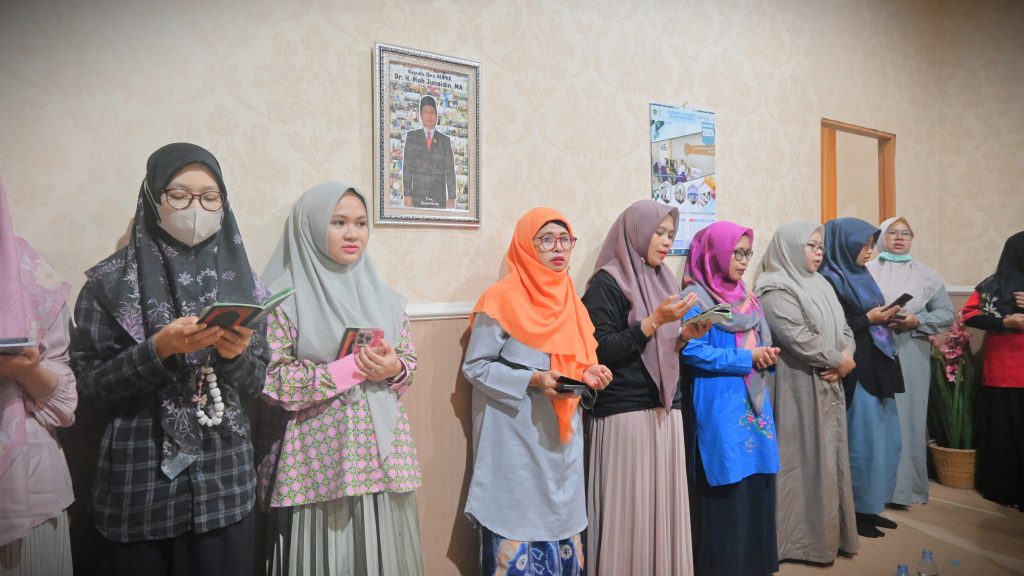Jemaah perempuan saat ikut membacakan selawat dan zikir (Foto:Humas)