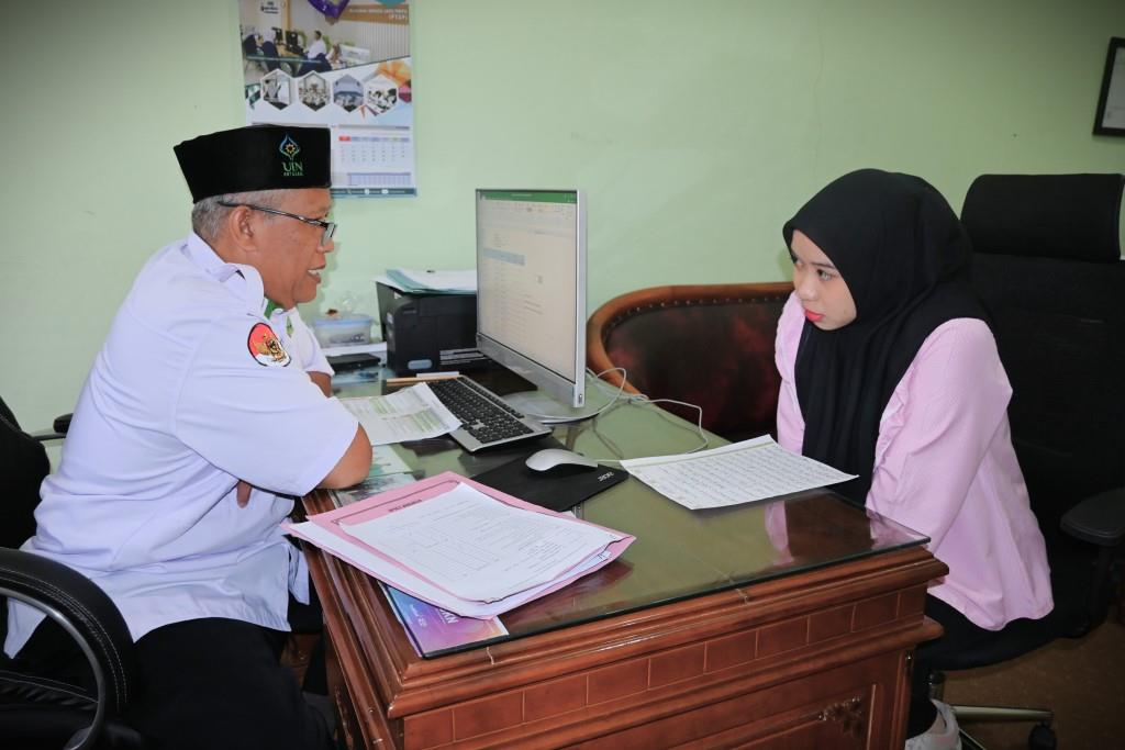Kabag Umum UIN Antasari Masri, S.Ag., M.Pd. saat melakukan wawancara (Foto:Humas/Jamal Ripani)