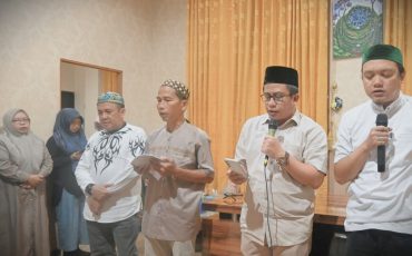 Karo AUPKK UIN Antasari Dr. H. Moh. Junaidin, M.A. saat memimpin pembacaan selawat dan zikir (Foto:Humas)