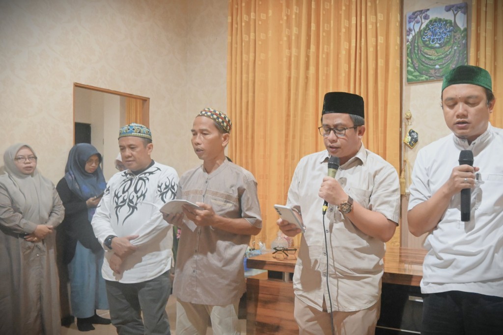 Karo AUPKK UIN Antasari Dr. H. Moh. Junaidin, M.A. saat memimpin pembacaan selawat dan zikir (Foto:Humas)