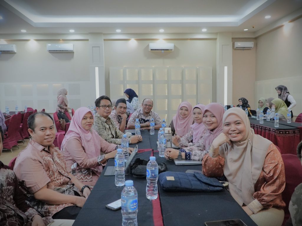 Karo AUPKK UIN Antasari (tiga dari kiri) saat menghadiri Workshop RPS OBE (Foto:Humas/Rudy Hermawan)