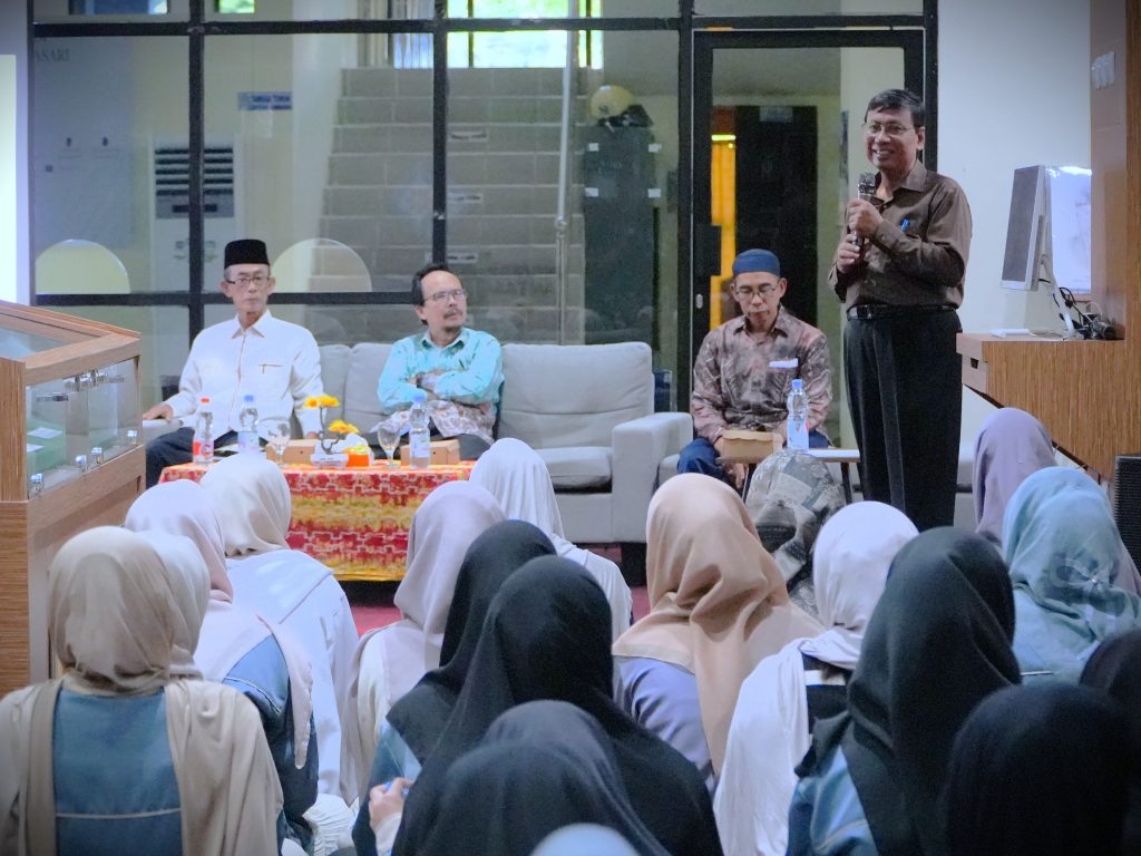 Kepala UPT Perpustakaan UIN Antasari Dr. Saifuddin, M.Ag. saat memberikan sambutan.