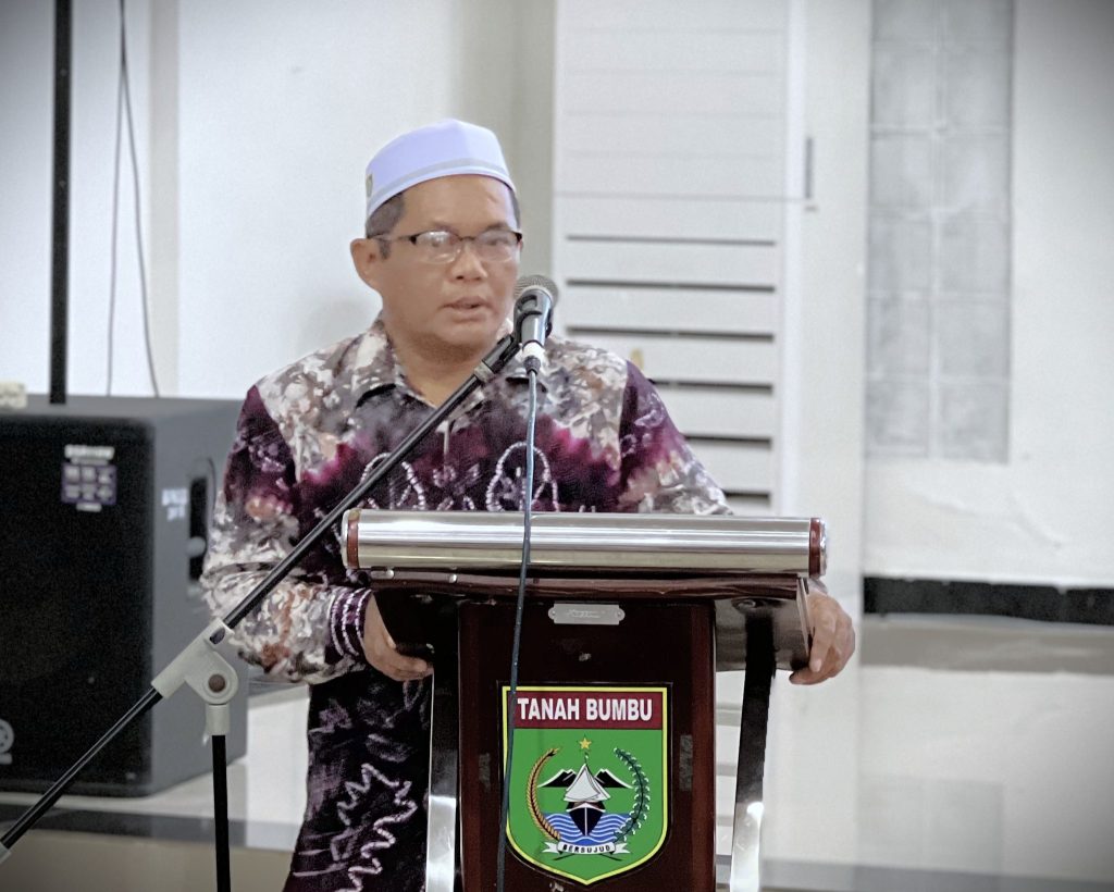 Ketua Panitia Pelaksana Drs. H. Muhammad Yuseran, M.Pd. saat menyampaikan laporan.