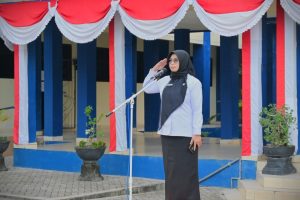 Ketua SPI UIN Antasari Hj. Raden Yani Gusriani, S.E., M.M. saat menjadi pembina apel mingguan, 1 September 2025 (Foto:Humas/Jamal Ripani)
