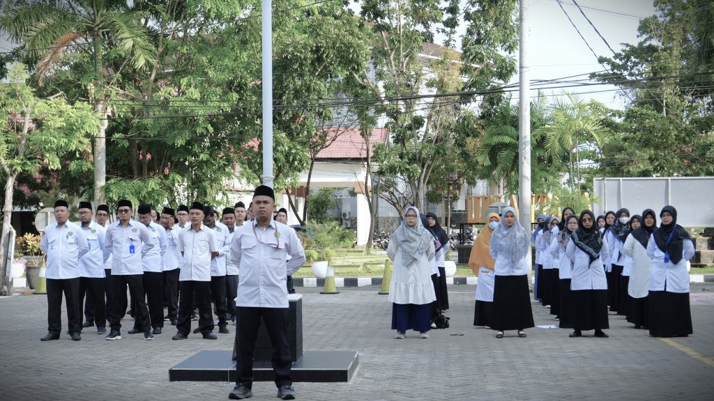 Kru Pushakin Haitami, S.Sos.I. saat menjadi pemimpin Apel Senin (Foto:Humas/Baiti Rahmi)
