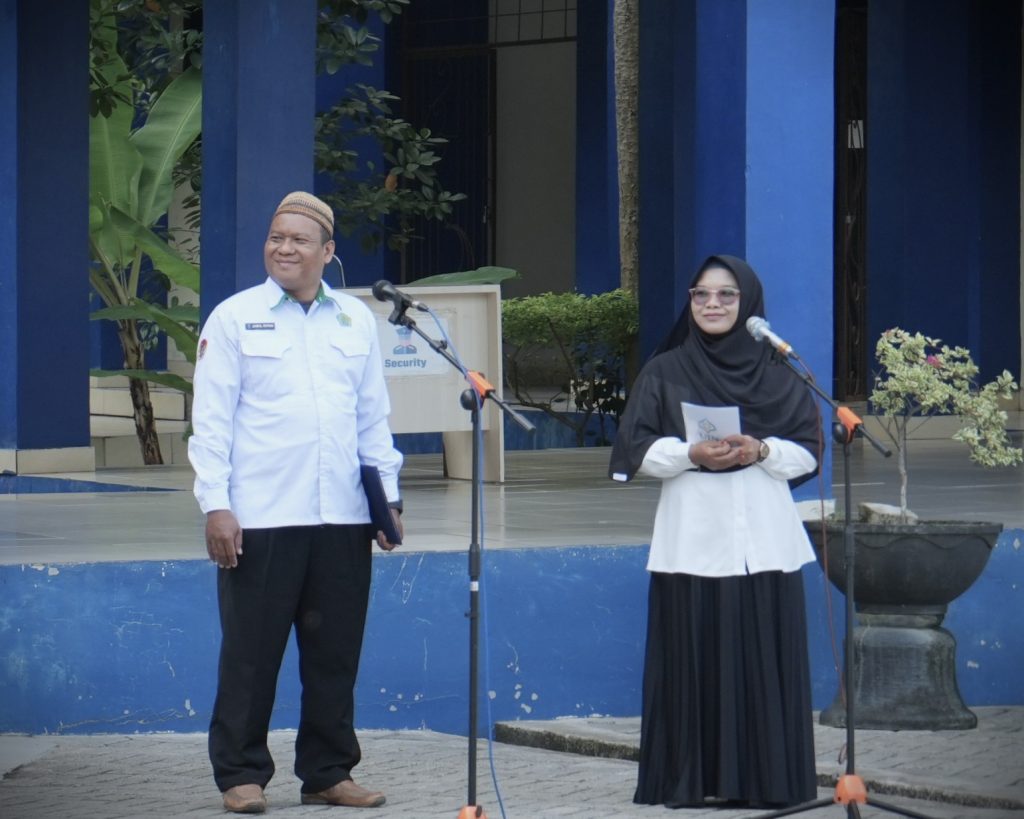 Kru Pushakin Jamal Ripani, M.Pd. dan Rahmi Hartati, S.Sos. saat bersiap menjadi petugas apel (Foto:Humas/Baiti Rahmi)