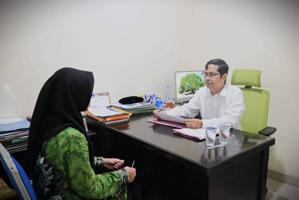 Mahasiswi saat diwawancarai Kasubbag Kemahasiswaan Ahmad Rifai, S.Ag., M.H.I. (Foto:Humas/Jamal Ripani)