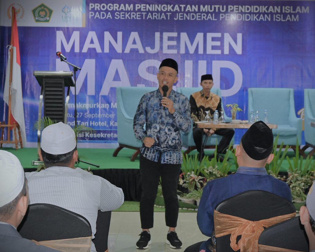 Muhammad Adi Riswan Al Mubarak, S.H.I., M.Sy. saat menyampaikan materi (Foto:Humas/Jamal Ripani)