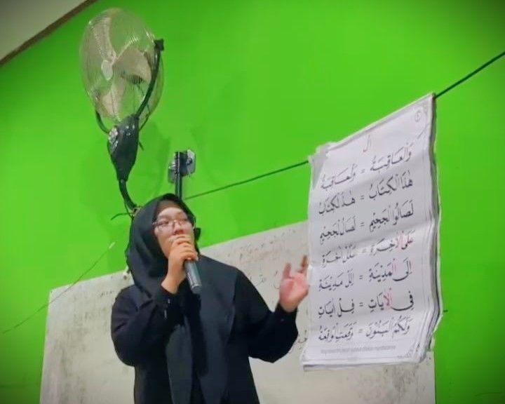 Nabila Rahadatul Aisyi saat memaparkan materi.